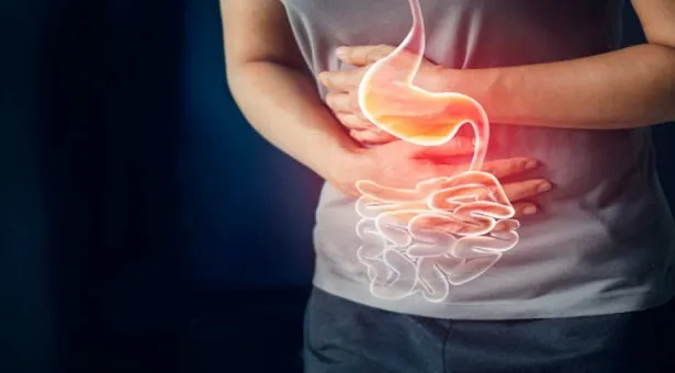 ছবিতে একজন ব্যক্তিকে তার পেটের ওপর দুই হাত রেখে অস্বস্তি অনুভব করতে দেখা যাচ্ছে। তার পেটের ওপর পাকস্থলীর একটি রেখাচিত্র বা গ্রাফিক যুক্ত করা হয়েছে, যা গ্যাস্ট্রিক বা পাকস্থলীর ব্যথার সমস্যাকে নির্দেশ করে।