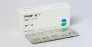 ন্যাপ্রোসিন ৫০০ মিলিগ্রাম (Naprosyn 500mg ) (নাপ্রোক্সেন) ট্যাবলেটের একটি সাদা বাক্স এবং একটি সিলভার রঙের ব্লিস্টার প্যাক।