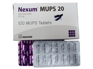 কটি সাদা ও বেগুনি রঙের নেক্সাম এমইউপিএস ২০ (Nexum MUPS 20) বক্স যার সাথে ওষুধের একটি পাতা দেখা যাচ্ছে।