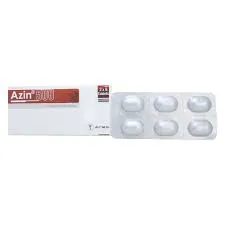 A medication box for Azin 500 mg placed next to a silver blister pack containing six tablets.