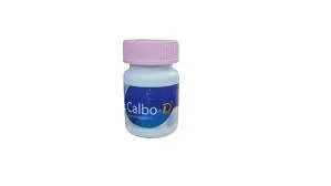 একটি সাদা রঙের প্লাস্টিকের ক্যালবো-ডি (Calbo-D) ডায়েটারি সাপ্লিমেন্ট বোতল যার ওপরে গোলাপি ঢাকনা এবং একটি নীল লেবেল রয়েছে।