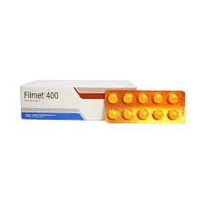 একটি সাদা রঙের 'ফিলমেট ৪০০' (Filmet 400) ওষুধের বক্স এবং পাশে দশটি ট্যাবলেটের একটি সোনালি রঙের স্ট্রিপ।