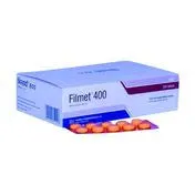 একটি সাদা রঙের 'ফিলমেট ৪০০' (Filmet 400 mg) ওষুধের বক্স এবং তার সামনে রাখা লালচে রঙের ট্যাবলেটের একটি স্ট্রিপ।