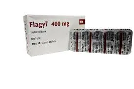 ফ্ল্যাজিল ৪০০ মিলিগ্রাম (Flagyl 400 mg) মেট্রোনিডাজল ওষুধের একটি বক্স এবং সাথে একটি ওষুধের পাতা বা ব্লিস্টার প্যাক।