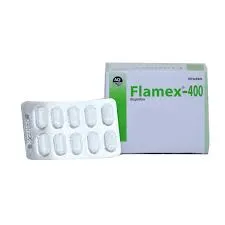 ফ্ল্যামেক্স -৪০০ (Flamex-400) ওষুধের বক্স এবং দশটি সাদা ট্যাবলেটের একটি ব্লিস্টার প্যাক।