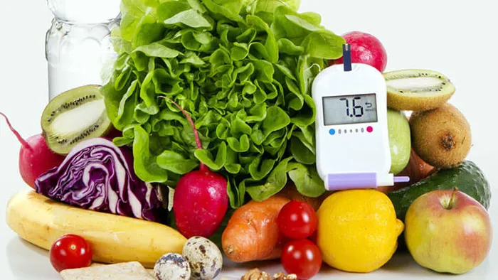 টাটকা শাকসবজি, ফলমূল এবং একটি গ্লুকোমিটারের ছবি।