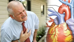 একজন বয়স্ক ব্যক্তি বুকে ব্যথা অনুভব করছেন এবং পাশে হৃদপিণ্ডের একটি রেখাচিত্র।