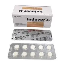 একটি সাদা রঙের ইনডেভার ৪০ (Indever 40 mg) ওষুধের বক্স এবং প্রোপ্রানোলল হাইড্রোক্লোরাইড ট্যাবলেটের দুটি স্ট্রিপের ছবি।