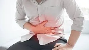 পেটে তীব্র ব্যথায় ভুগছেন এমন একজন ব্যক্তি