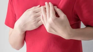 বুকে ব্যথা অনুভব করা একজন ব্যক্তি