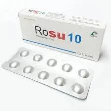 রসু ১০ (Rosu 10 mg) ওষুধের একটি সাদা রঙের বক্স এবং পাশে রাখা একটি রূপালী রঙের ওষুধের পাতা।