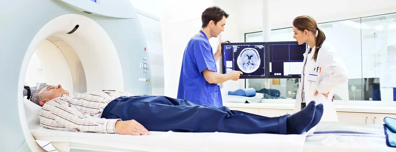 তিনটি আলাদা প্যানেলে শিশুদের তিনটি ভিন্ন অবস্থা দেখানো হয়েছে; বামে একটি হাসিখুশি শিশু, মাঝখানে গভীর মনোযোগ দিয়ে লিখতে থাকা একটি শিশু এবং ডানে ডেস্কে মাথা নিচু করে মন খারাপ করে বসে থাকা একটি শিশু।