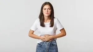 পেট ব্যথায় কষ্ট পাওয়া একজন তরুণীর ছবি।